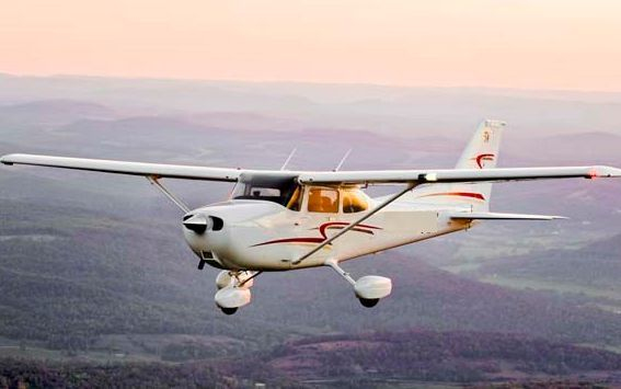 Un avion a aterizat forţat pe un teren agricol din Arad