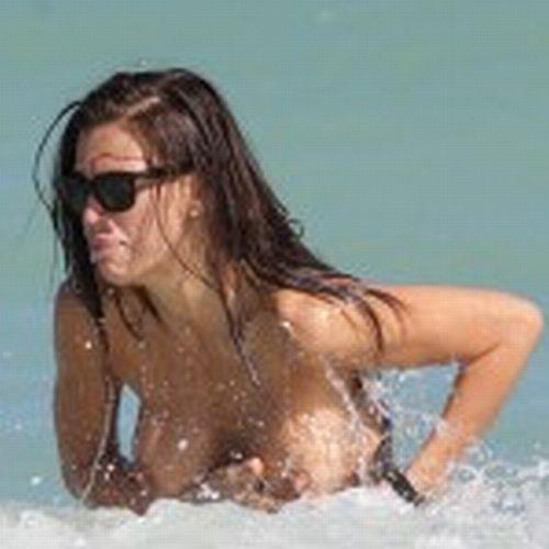 Cu o mână ţinea sutienul, cu alta chiloţii. Valul buclucaş a lăsat-o cu ruşinea la vedere 150309