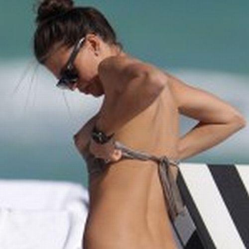 Cu o mână ţinea sutienul, cu alta chiloţii. Valul buclucaş a lăsat-o cu ruşinea la vedere 150310