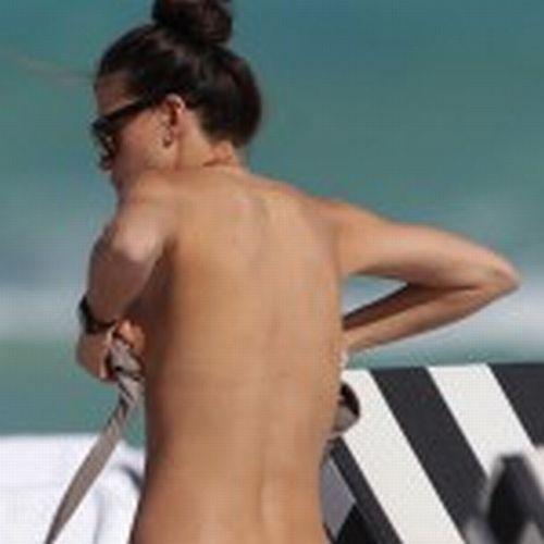 Cu o mână ţinea sutienul, cu alta chiloţii. Valul buclucaş a lăsat-o cu ruşinea la vedere 150312