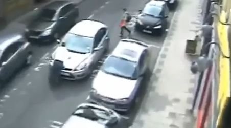 Nebuni în trafic! Bărbat purtat 300 de metri pe capotă de o şoferiţă nervoasă
