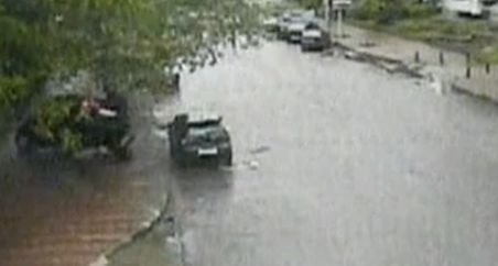 Un şofer din Slatina a intrat cu maşina într-un copac. Vezi aici accidentul spectaculos