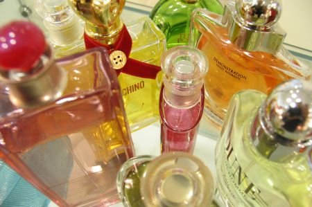 Vrei un parfum de firmă dar îl cumperi de la comercianţii din târguri şi pieţe? Vezi cum eşti păcălit