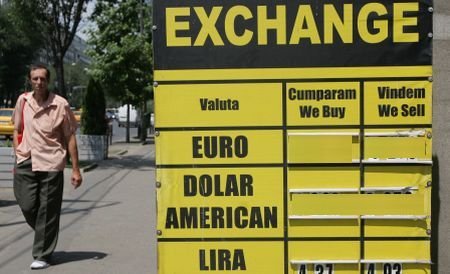 Leul a crescut faţă de euro, dar s-a depreciat în raport cu dolarul. Vezi cursul BNR