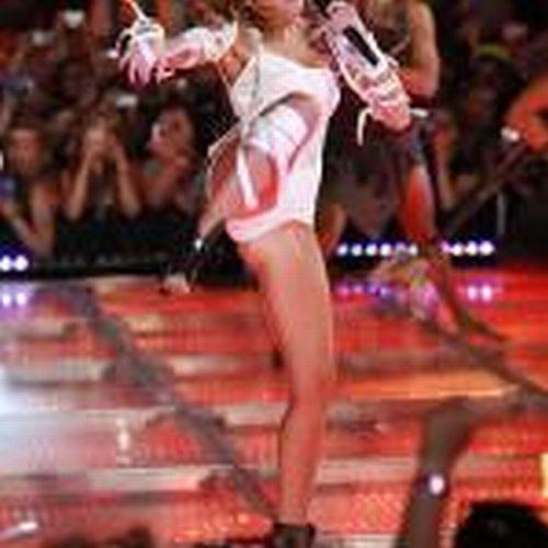 Parcă o înţepase o albină. Ce-a ieşit pe dinafară după ce a făcut şpagatul în aer, pe scenă 150500