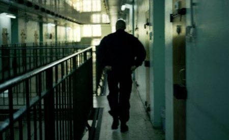 Un agent şef de la Penitenciarul Brăila a fost prins încercând să introducă telefoane mobile în unitate