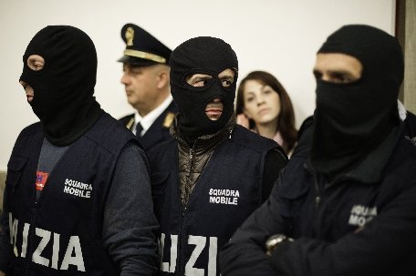 Un lider al organizaţiei mafiote italiene Camorra a fost extrădat din România în Italia