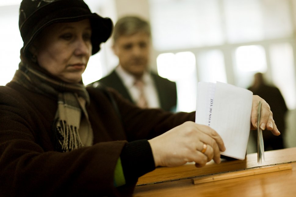 Votare oprită la Galaţi, într-o secţie de unde ar fi dispărut zeci de buletine de vot