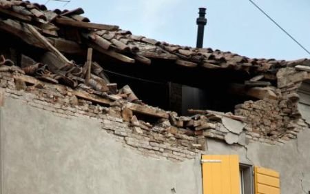 Cutremurul din Turcia a făcut zeci de victime. Panicaţi, oamenii s-au aruncat de la etaj