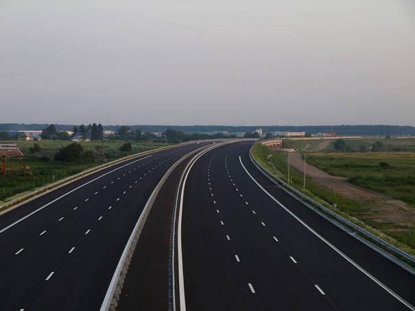 Nu credeam că o să vedem asta la noi în ţară. Minunea s-a întâmplat: SINGURA autostradă cu trei benzi pe sens din România 151024
