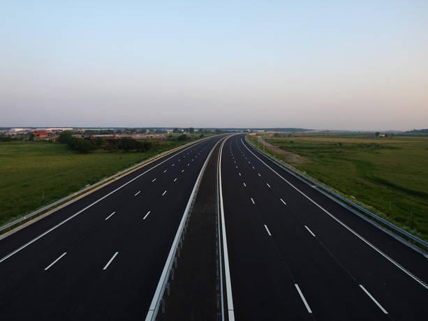 Nu credeam că o să vedem asta la noi în ţară. Minunea s-a întâmplat: SINGURA autostradă cu trei benzi pe sens din România 151025