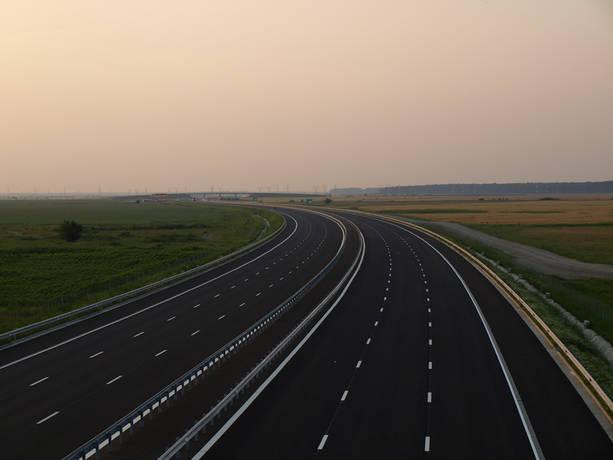 Nu credeam că o să vedem asta la noi în ţară. Minunea s-a întâmplat: SINGURA autostradă cu trei benzi pe sens din România 151026