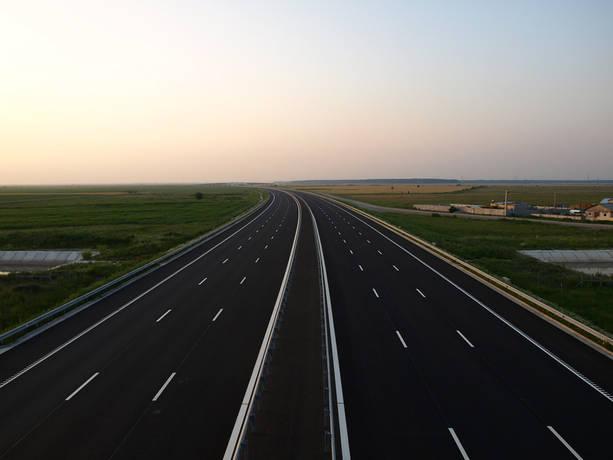 Nu credeam că o să vedem asta la noi în ţară. Minunea s-a întâmplat: SINGURA autostradă cu trei benzi pe sens din România 151027