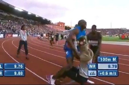 Ce îi face Usain Bolt fetei cu flori la sfârşitul unei curse. Blestemul celui mai rapid om de pe planetă