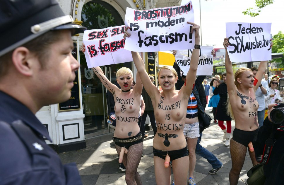 Mişcarea FEMEN loveşte din nou. Protest topless împotriva EURO-2012, eveniment care favorizează turismul sexual