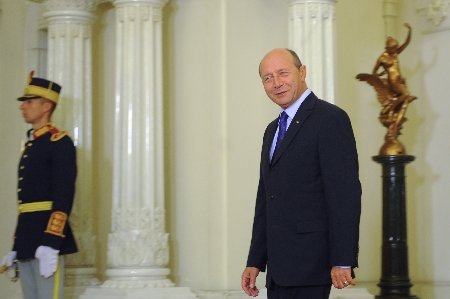 Băsescu: Nu o sa mă bag niciodată sub birou ca să nu fiu suspendat