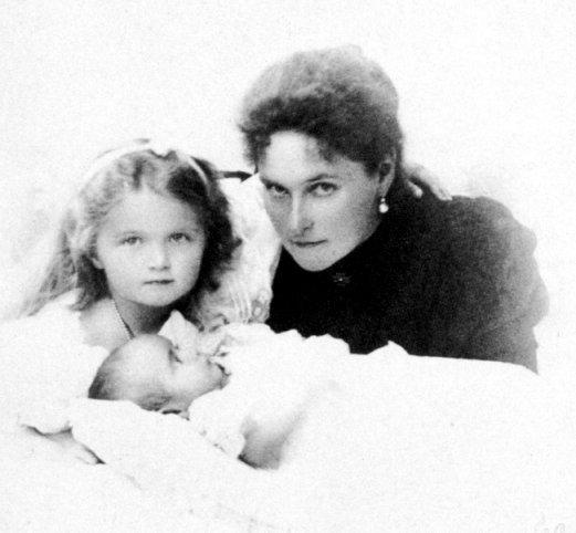 Fotografia prinţesei care încă îi bântuie pe ruşi. Biserica a numit-o &quot;Sfântă&quot; la opt decenii după asasinarea ei 151453