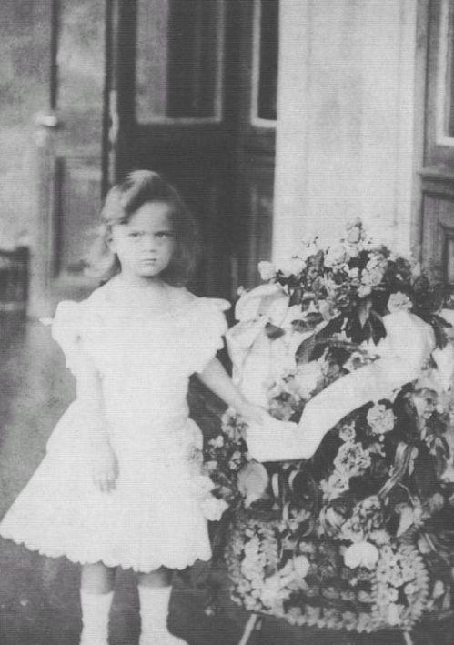 Fotografia prinţesei care încă îi bântuie pe ruşi. Biserica a numit-o &quot;Sfântă&quot; la opt decenii după asasinarea ei 151458