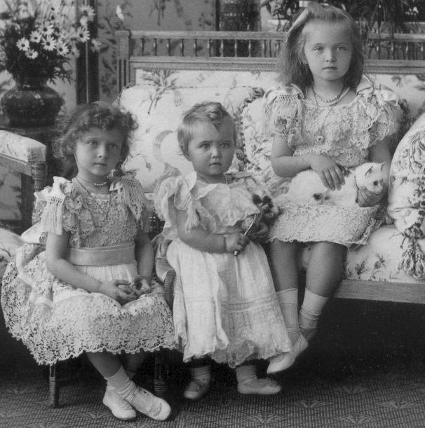 Fotografia prinţesei care încă îi bântuie pe ruşi. Biserica a numit-o &quot;Sfântă&quot; la opt decenii după asasinarea ei 151460