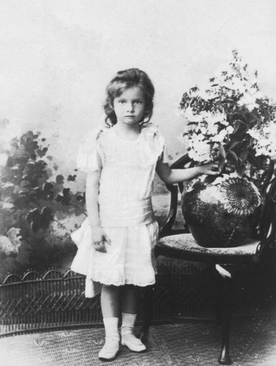 Fotografia prinţesei care încă îi bântuie pe ruşi. Biserica a numit-o &quot;Sfântă&quot; la opt decenii după asasinarea ei 151461