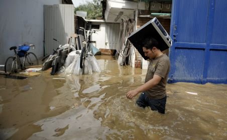 Inundaţii în Columbia. Peste 150 de familii au rămas fără case, după ce un râu a ieşit din matcă