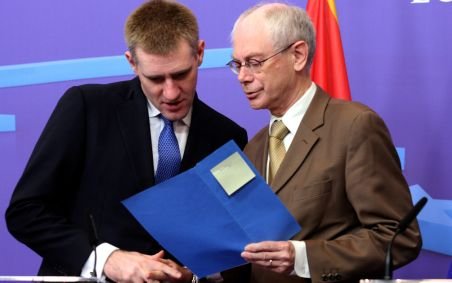 UE va da &quot;undă verde&quot; Muntenegrului pentru începerea negocierilor de aderare