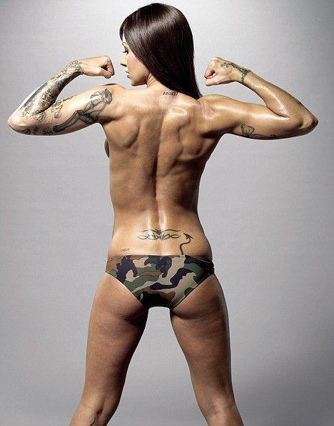 Când intra într-un club, toţi bărbaţii se uitau la ea. Acum, a ajuns să fie confundată cu un bărbat 151610