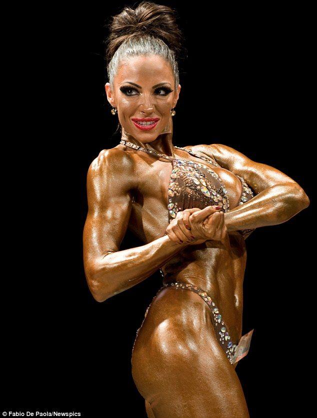 Când intra într-un club, toţi bărbaţii se uitau la ea. Acum, a ajuns să fie confundată cu un bărbat 151611