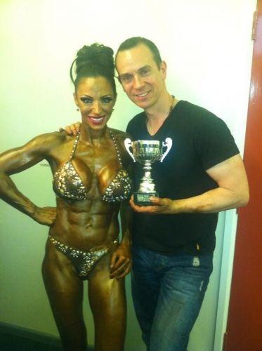 Când intra într-un club, toţi bărbaţii se uitau la ea. Acum, a ajuns să fie confundată cu un bărbat 151613