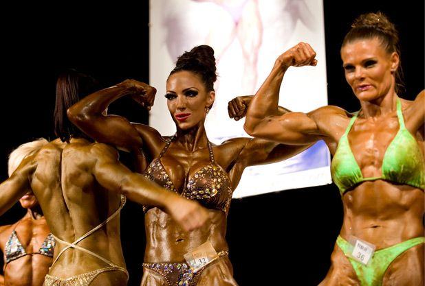 Când intra într-un club, toţi bărbaţii se uitau la ea. Acum, a ajuns să fie confundată cu un bărbat 151614