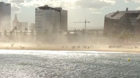 Mai ceva ca în deşert! Furtună de nisip pe o plajă din Barcelona