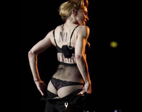 N-arată rău la 53 de ani. Cea mai mare cântăreaţă şi-a arătat posteriorul la un concert 151576