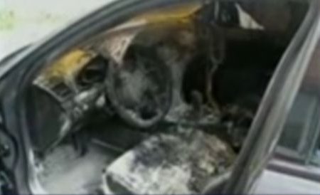 O maşină a ars ca o torţă într-o parcare din Botoşani. Focul ar fi fost pus intenţionat
