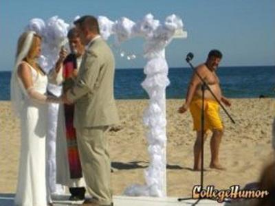 Cum să-ţi începi căsnicia în hohote de râs. Vezi momente amuzante în care mirii îşi unesc destinele 151965