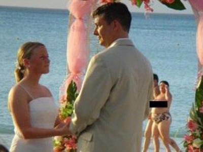 Cum să-ţi începi căsnicia în hohote de râs. Vezi momente amuzante în care mirii îşi unesc destinele 151968