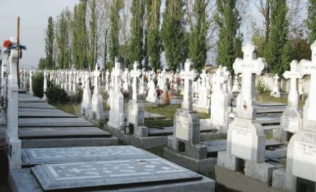 Fată de 11 ani, bătută şi legată de un tânăr de 19 ani, într-un cimitir din Suceava