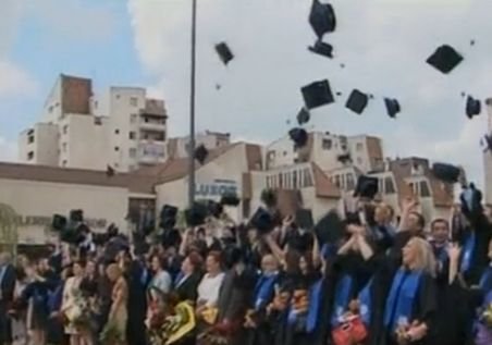 Sute de studenţi au absolvit la Târgu Mureş, dar se lovesc de şomaj