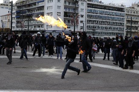 Grecia. Un post privat de televiziune şi-a evacuat sediul, după ce o persoană a aruncat o grenadă în clădire