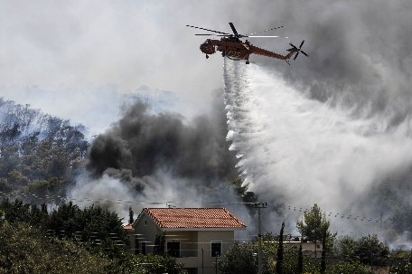 Incendii de vegetaţie într-o zonă rurală la sud de Atena. Sute de pompieri se luptă cu flăcările