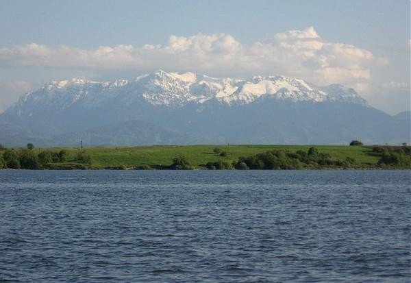 Un copil de 12 ani care s-a răsturnat cu barca pe lacul Dumbrăviţa este căutat de scafandri