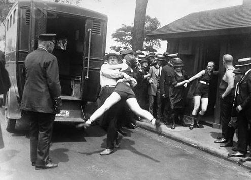 Ce a făcut această femeie era de neconceput. Domnii din imagine ar face infarct dacă ar vedea cum fac plajă femeile din ziua de azi 152531