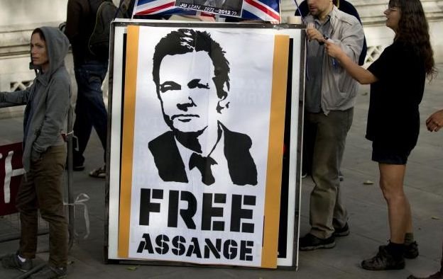Julian Assange s-a refugiat la ambasada Ecuadorului din Marea Britanie şi cere azil politic