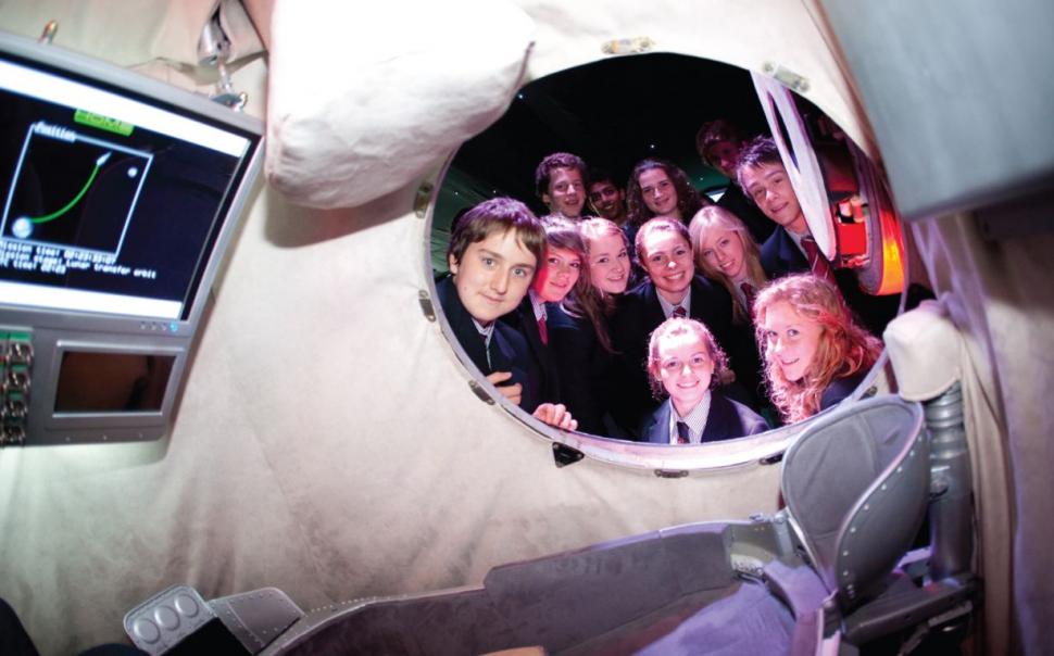 Orice om va putea păşi pe Lună în câţiva ani. Singura condiţie: să ai 100 de milioane de lire &quot;la ciorap&quot; 152665