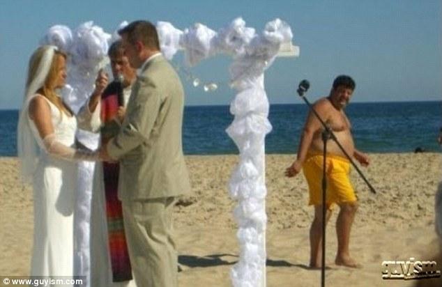 Li se citeşte fericirea pe chip. Fotografiile de la nunta lor spun povestea dezastrului în imagini 153139