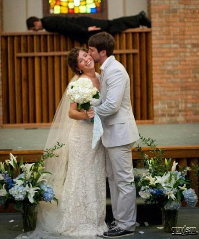 Li se citeşte fericirea pe chip. Fotografiile de la nunta lor spun povestea dezastrului în imagini 153147