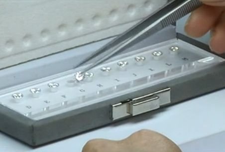 Preţioase şi nu prea! Diamante contrafăcute, pe piaţa bijuteriilor din România