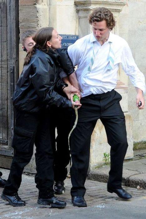 Sunt elevi la una din cele mai prestigioase şcoli din lume, dar s-au făcut de râs în aceste imagini. Părinţii sunt ruşinaţi 153109