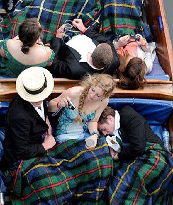 Sunt elevi la una din cele mai prestigioase şcoli din lume, dar s-au făcut de râs în aceste imagini. Părinţii sunt ruşinaţi 153116