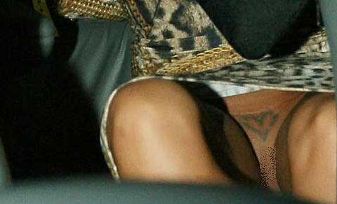 Sus piciorul şi a văzut tot poporul! Noroc cu tatuajul în formă de inimoară, că altfel i se vedea tot 153063