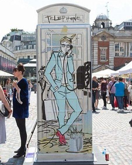Trafalgar Square din Londra, invadat de cabine telefonice neobişnuite 153245
